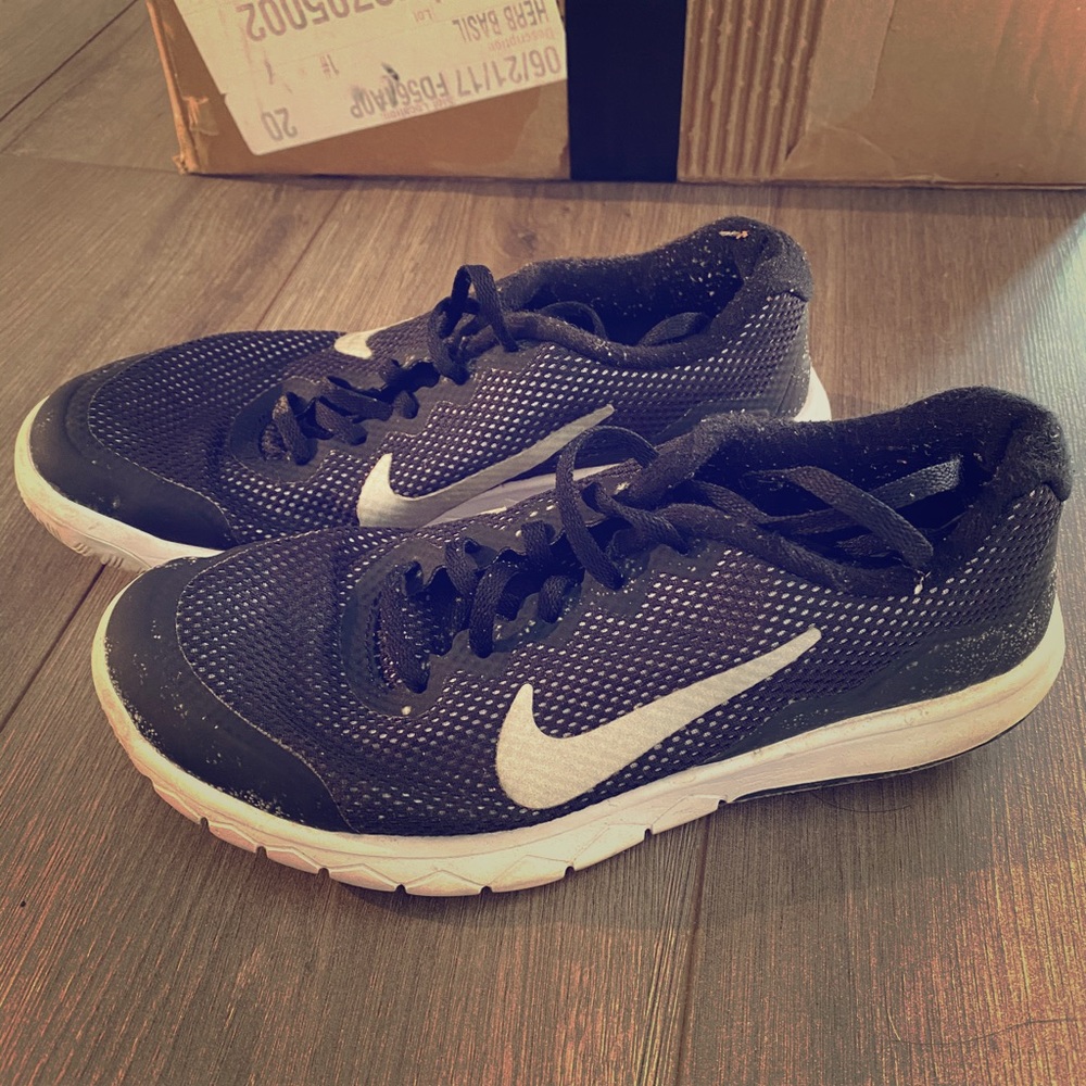 3/$25 Black Nike free flex size 5Y